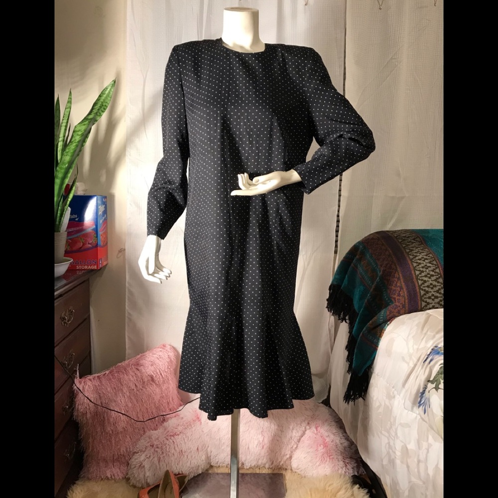 TAURUS 11 BEAUTIFUL VINTAGE STYLE DRESS 👗